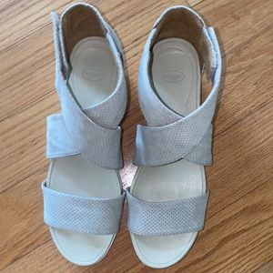 Dr. Scholls “Sheena” size 9.5, light tan, in excellent condition, barely used
